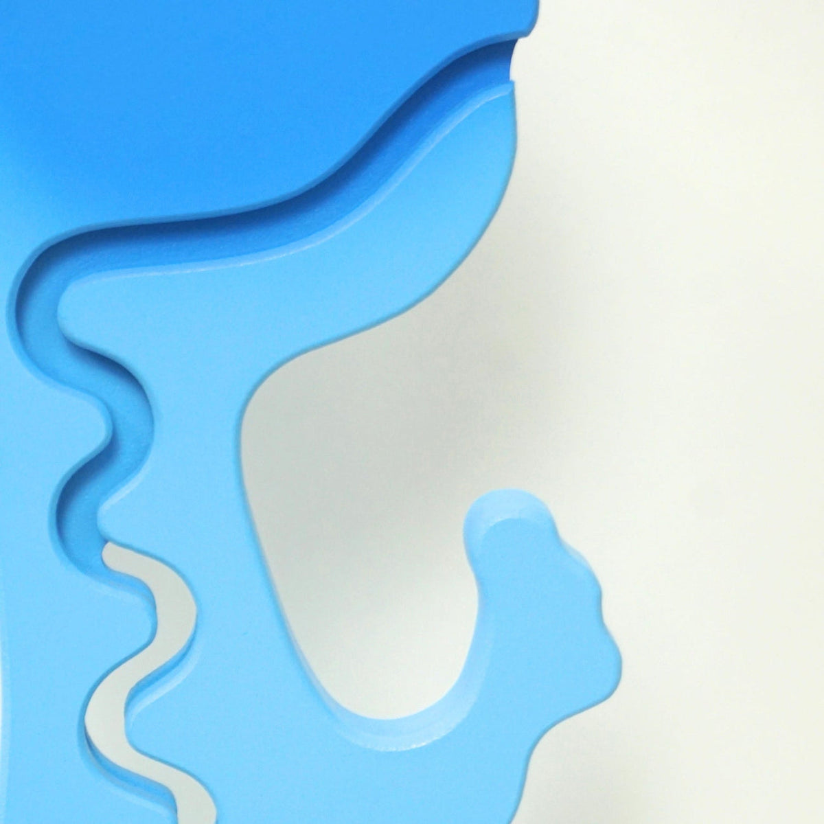 Close-up of the blue dinosaur carved zigzag coin track