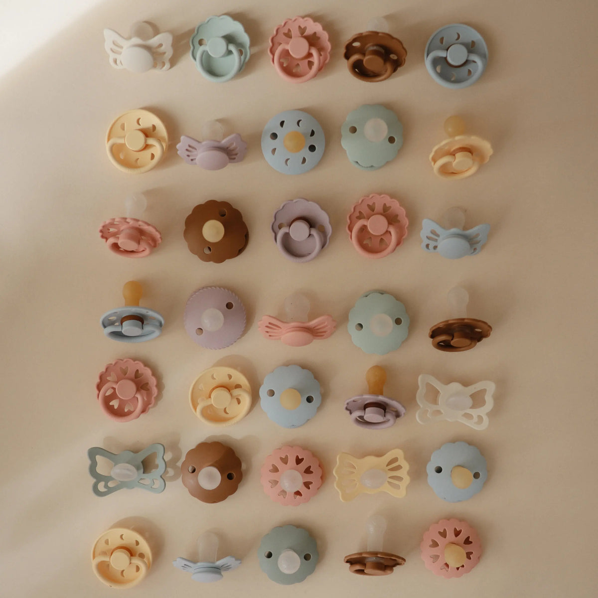 FRIGG Daisy Natural Rubber Pacifier 2-Pack | RUBBER FRIGG PACIFIERS | The Baby Penguin