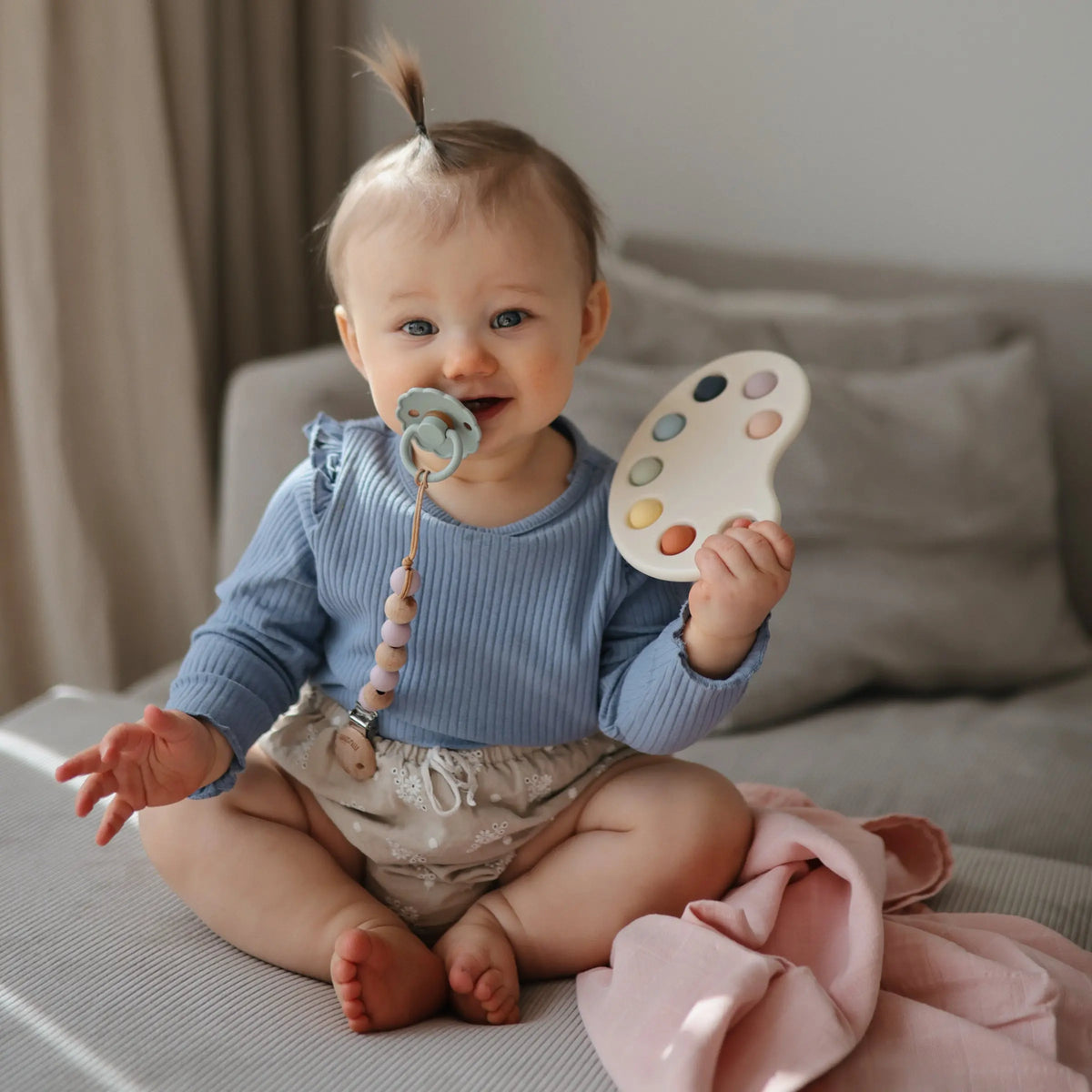 FRIGG Daisy Natural Rubber Pacifier 2-Pack | RUBBER FRIGG PACIFIERS | The Baby Penguin