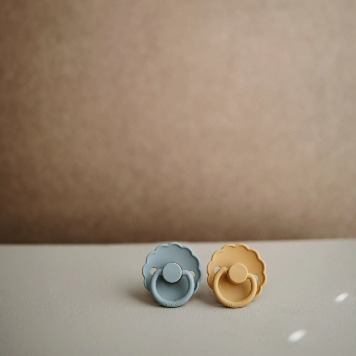 FRIGG Daisy Natural Rubber Pacifier 2-Pack | RUBBER FRIGG PACIFIERS | The Baby Penguin