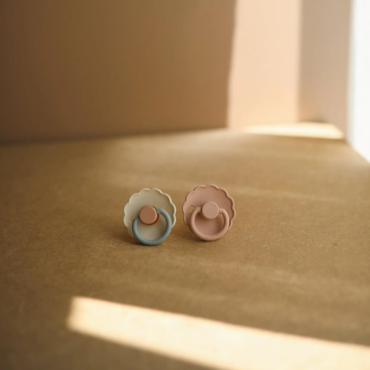 FRIGG Daisy Natural Rubber Pacifier 2-Pack | RUBBER FRIGG PACIFIERS | The Baby Penguin