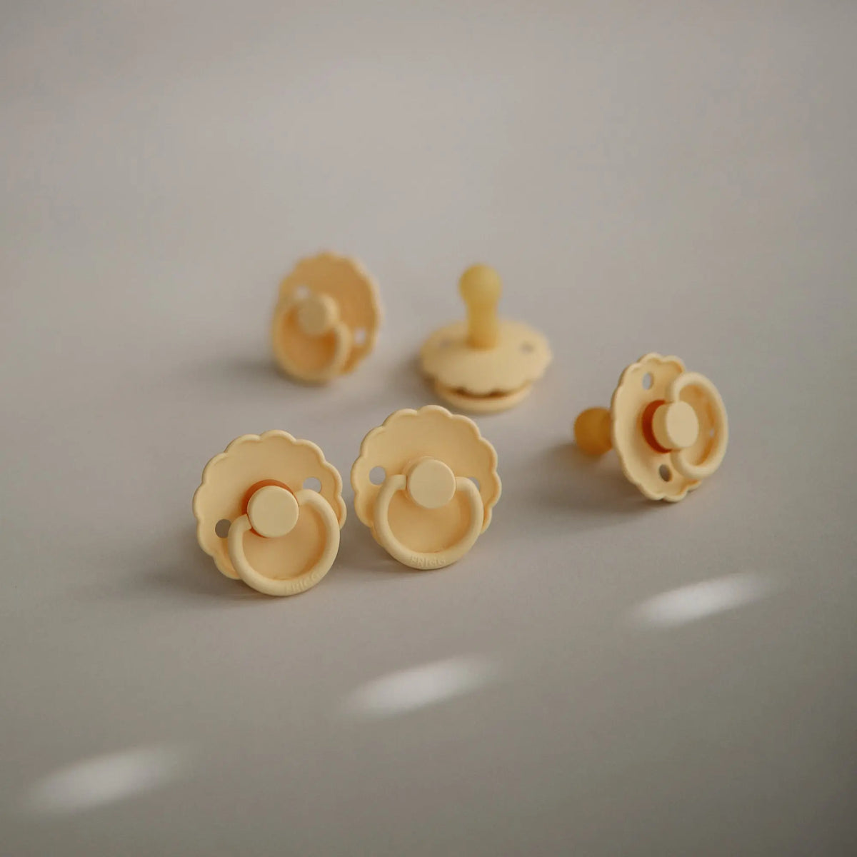 FRIGG Daisy Natural Rubber Pacifier 2-Pack | RUBBER FRIGG PACIFIERS | The Baby Penguin