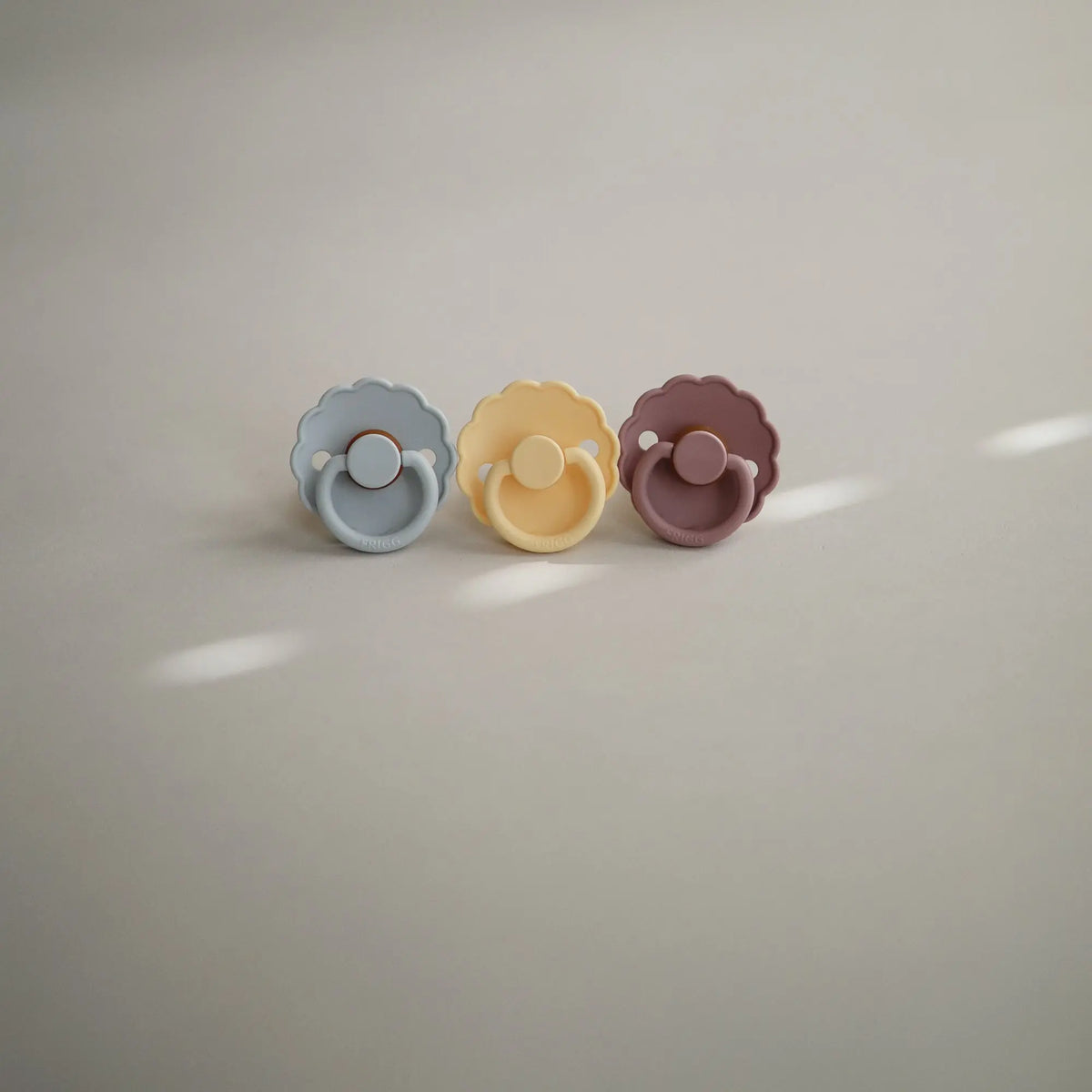 FRIGG Daisy Natural Rubber Pacifier 2-Pack | RUBBER FRIGG PACIFIERS | The Baby Penguin