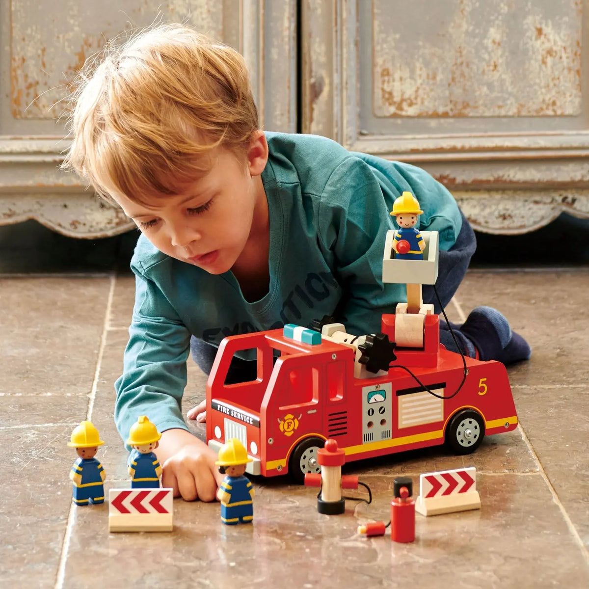 Tender Leaf Wooden Fire Engine with Firefighters
