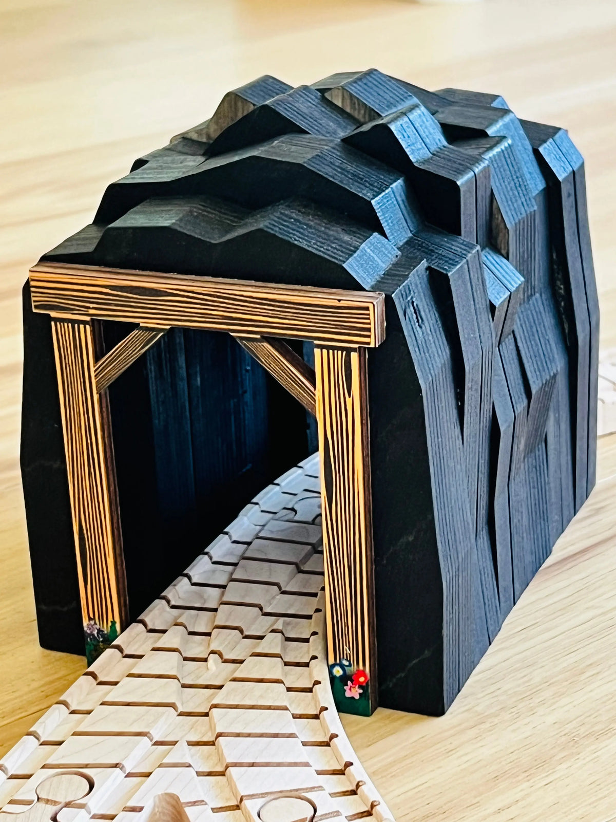 Rock Tunnel for Trains | USA NameTrains Maple Landmark