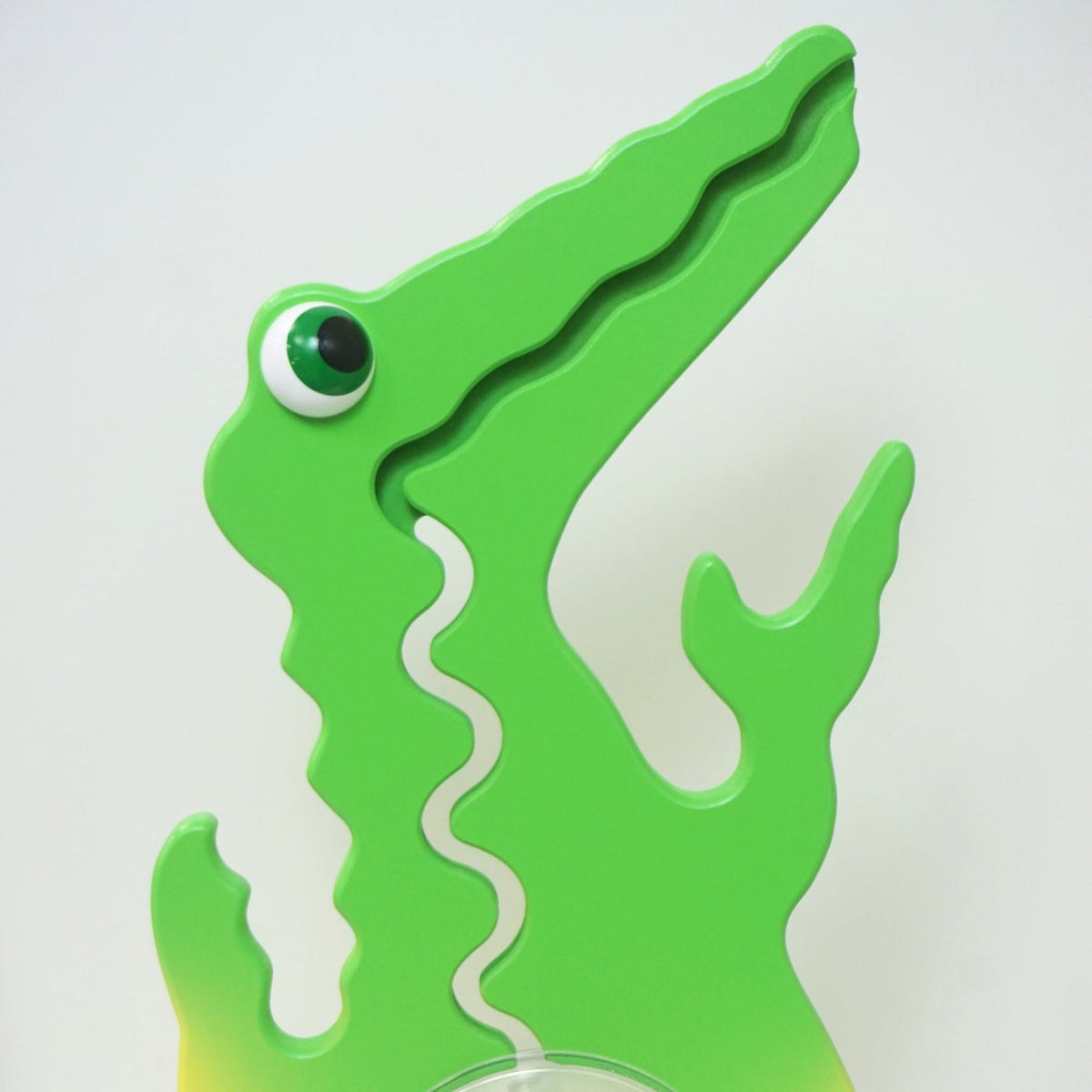 Close-up of the alligator head and front zigzag coin track