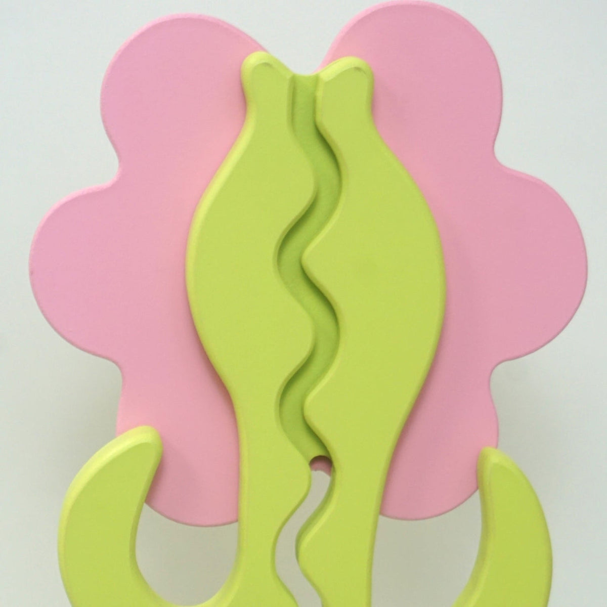 Rear close-up of the flower bank zigzag coin track behind the pink petals
