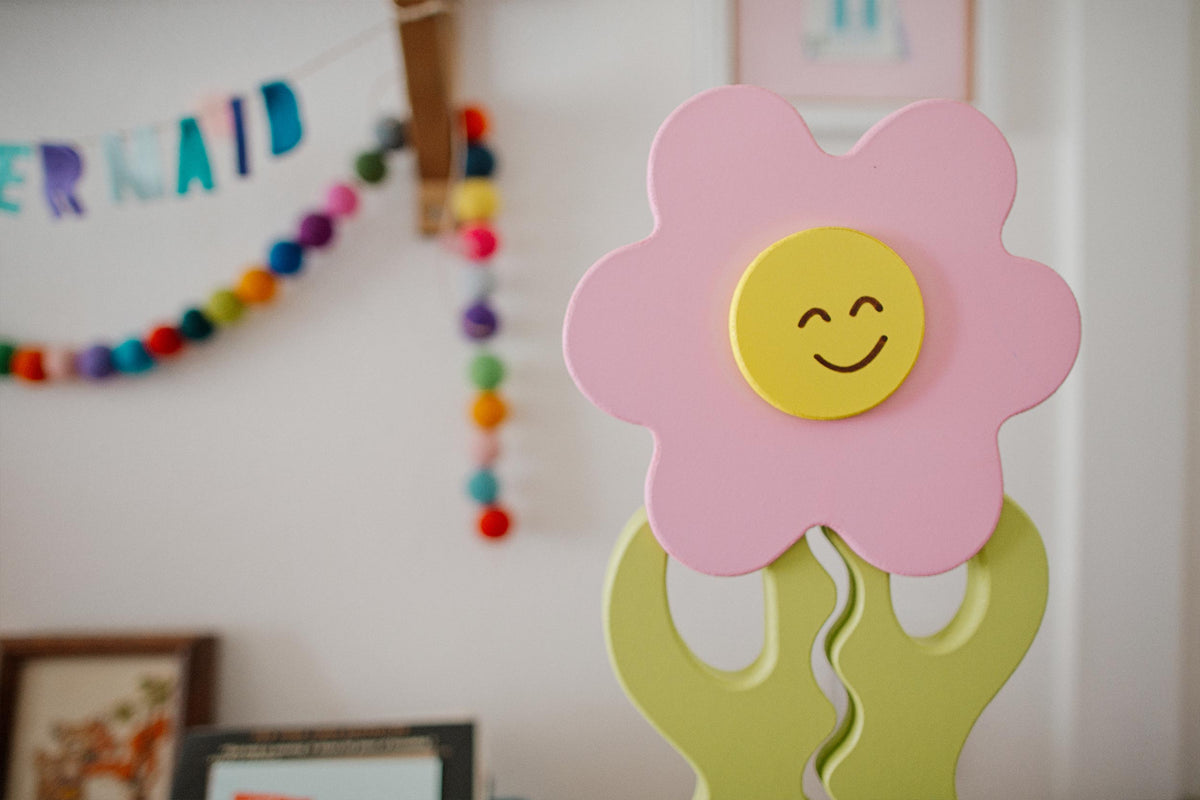 Close-up of the smiling flower bank face with room decorations in the background
