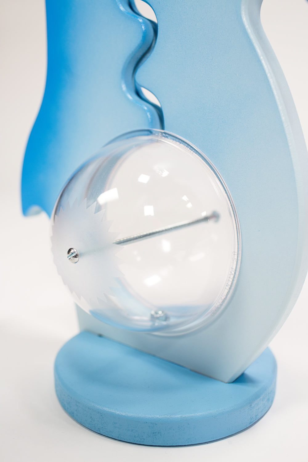Close-up of the dolphin bank clear belly, metal bolt and blue base
