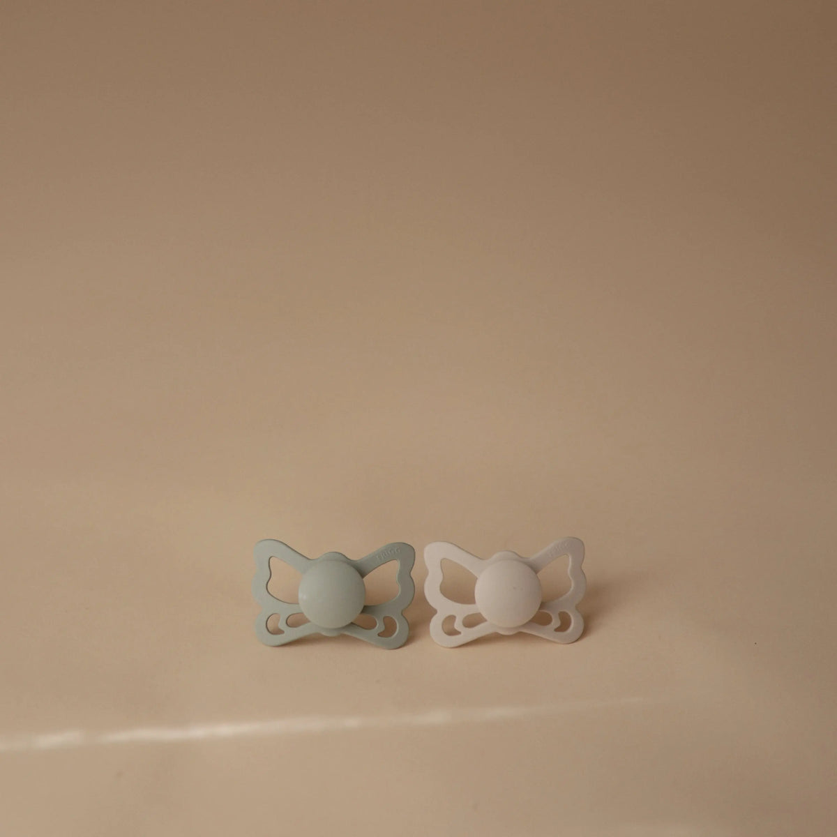 FRIGG Butterfly Anatomical Silicone Pacifier 2-Pack (6-18 Months) | SILICONE FRIGG PACIFIERS | The Baby Penguin