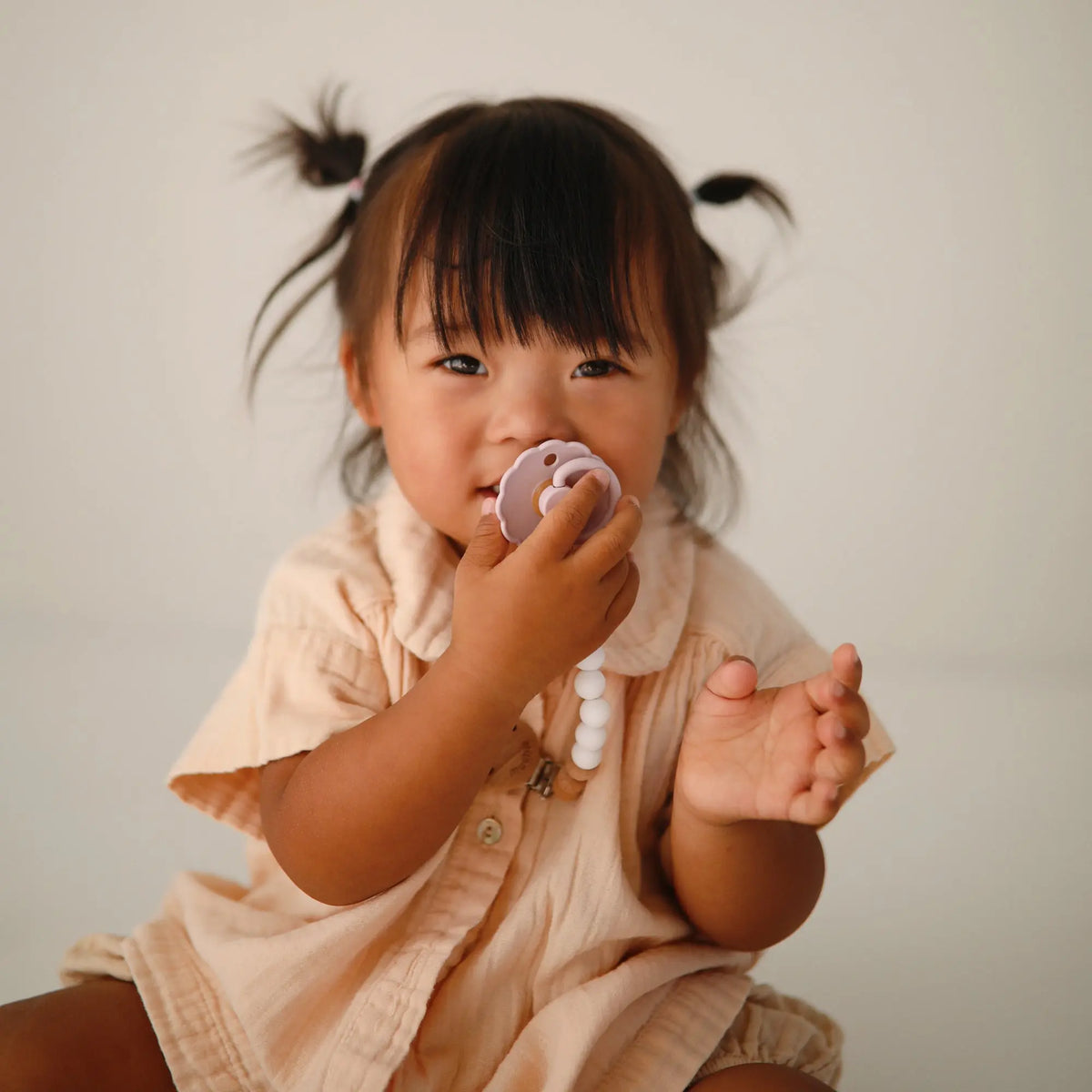 FRIGG Daisy Natural Rubber Pacifier 2-Pack | RUBBER FRIGG PACIFIERS | The Baby Penguin