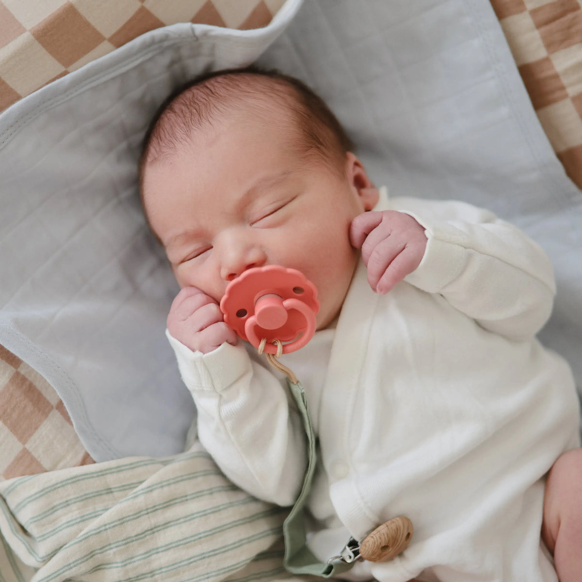 FRIGG Daisy Natural Rubber Pacifier 2-Pack | RUBBER FRIGG PACIFIERS | The Baby Penguin