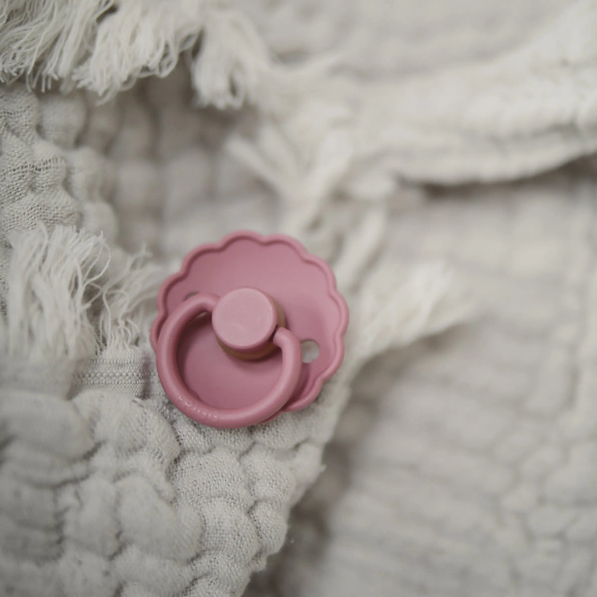 FRIGG Daisy Natural Rubber Pacifier 2-Pack | RUBBER FRIGG PACIFIERS | The Baby Penguin