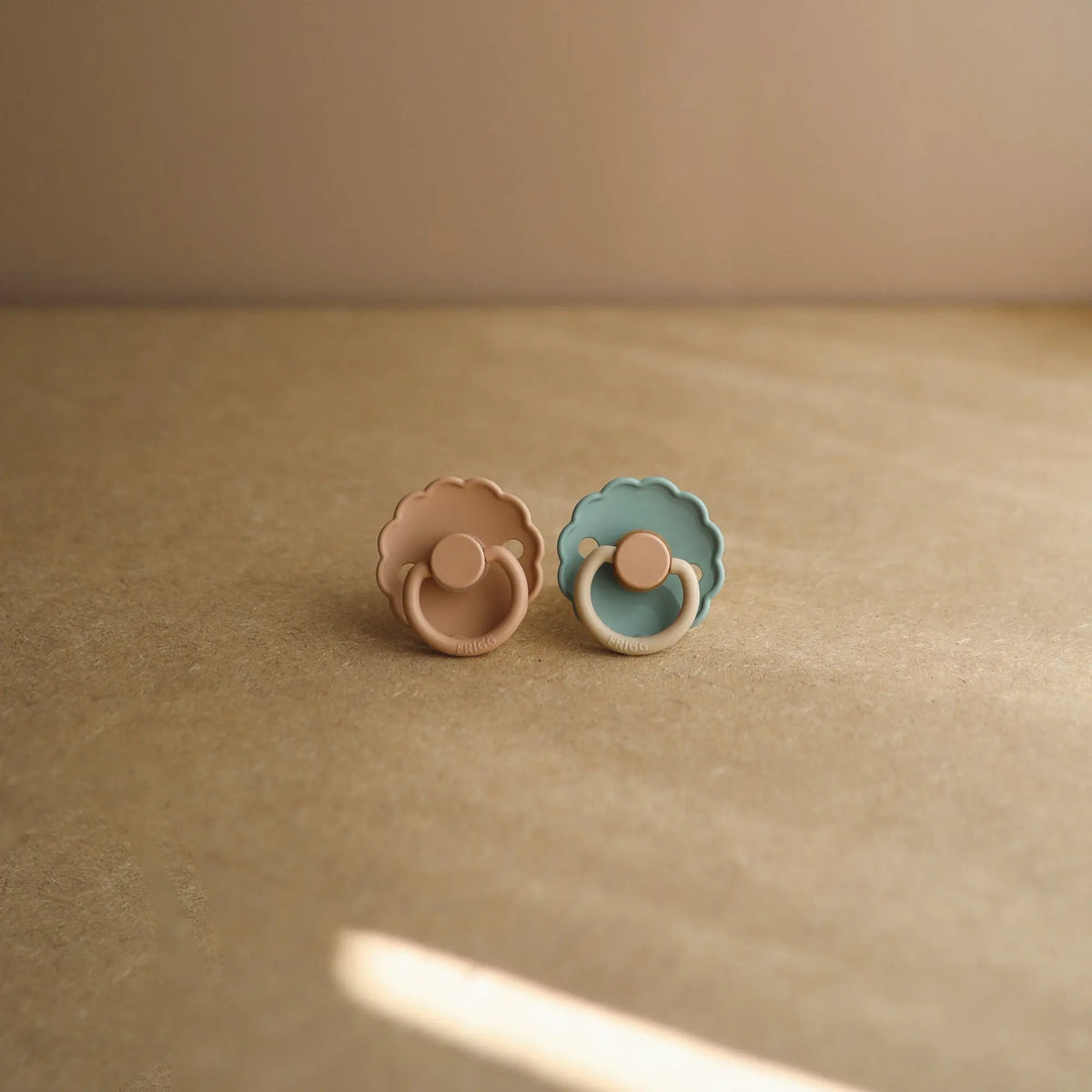 FRIGG Daisy Natural Rubber Pacifier 2-Pack | RUBBER FRIGG PACIFIERS | The Baby Penguin
