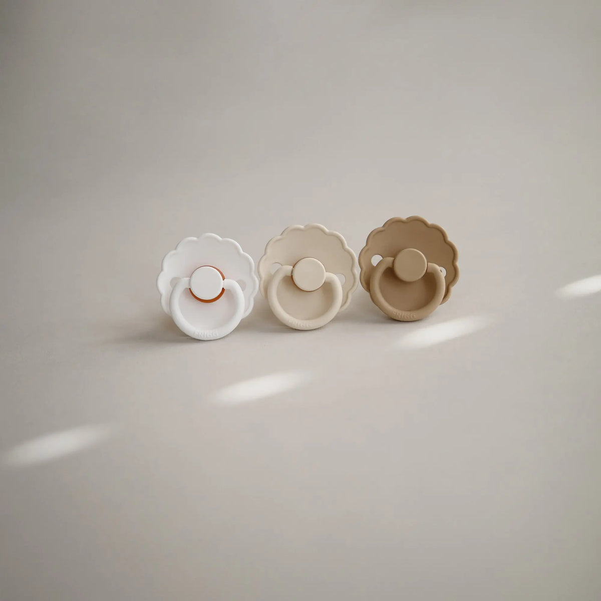 FRIGG Daisy Natural Rubber Pacifier 2-Pack | RUBBER FRIGG PACIFIERS | The Baby Penguin