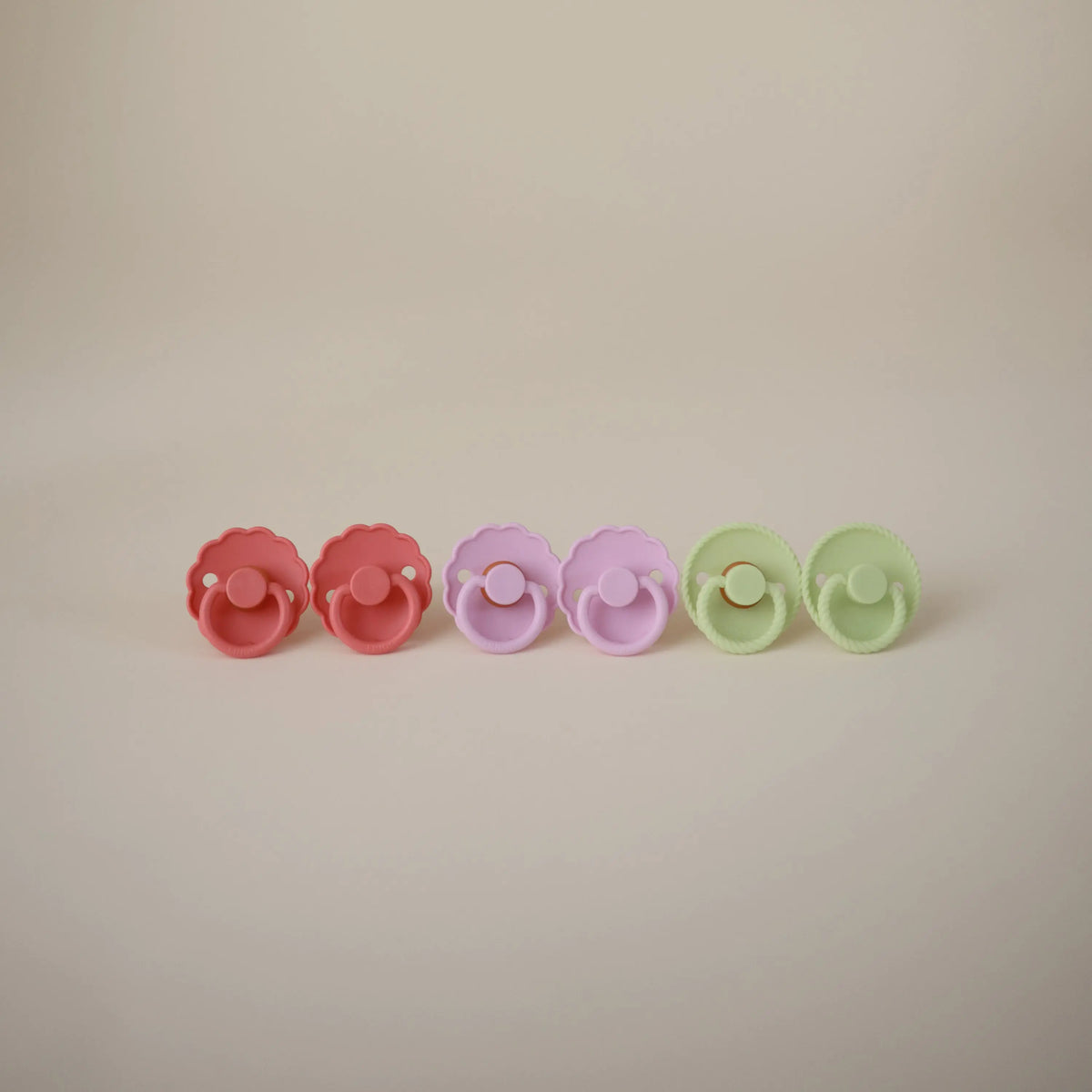 FRIGG Daisy Natural Rubber Pacifier 2-Pack | RUBBER FRIGG PACIFIERS | The Baby Penguin
