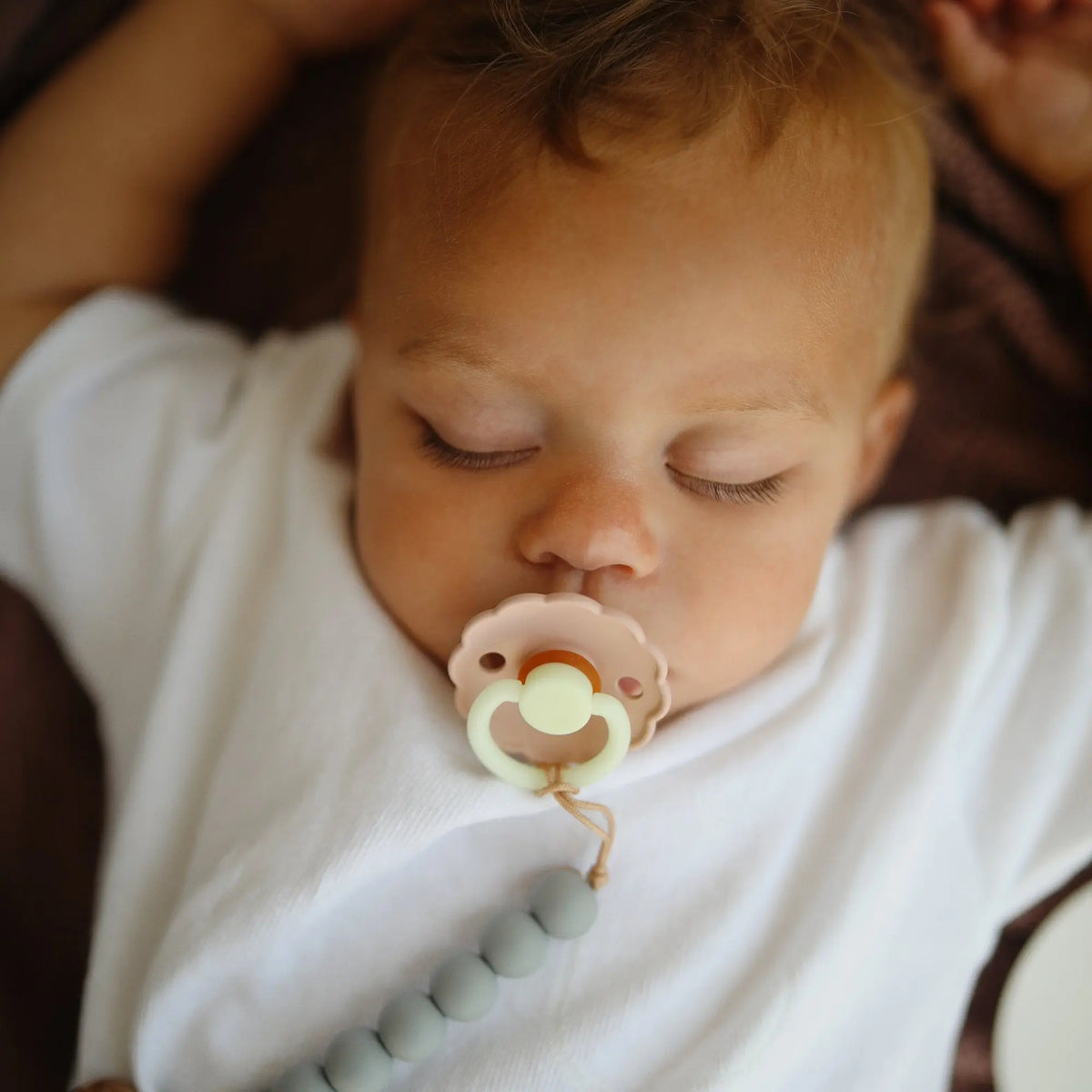 FRIGG Daisy Night Natural Rubber Pacifier 2-Pack | RUBBER FRIGG PACIFIERS | The Baby Penguin