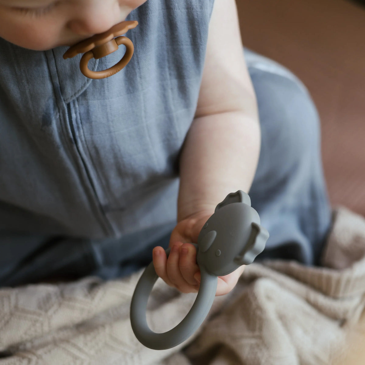 FRIGG Daisy Silicone Pacifier 2-Pack | SILICONE FRIGG PACIFIERS | The Baby Penguin