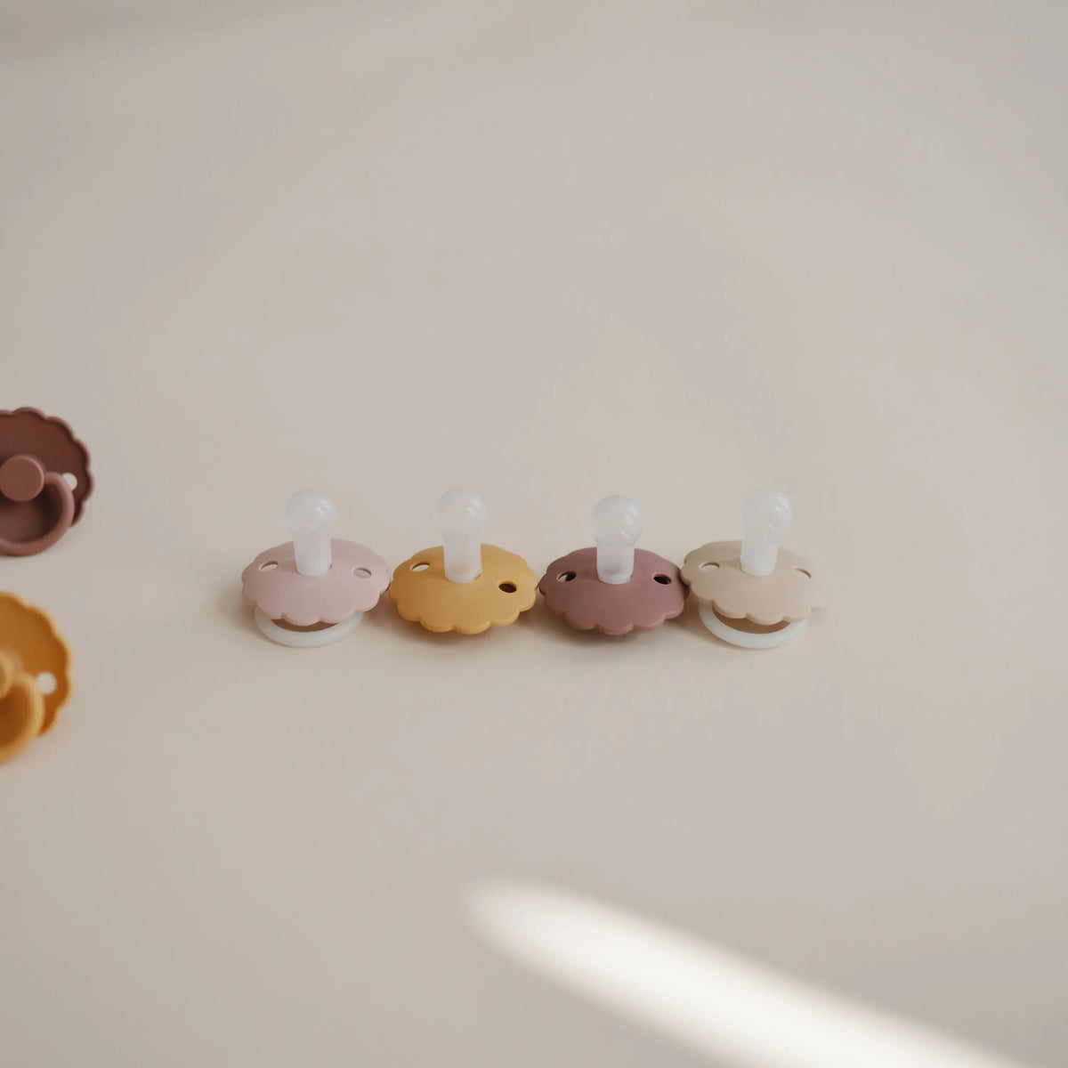 FRIGG Daisy Silicone Pacifier 2-Pack | SILICONE FRIGG PACIFIERS | The Baby Penguin