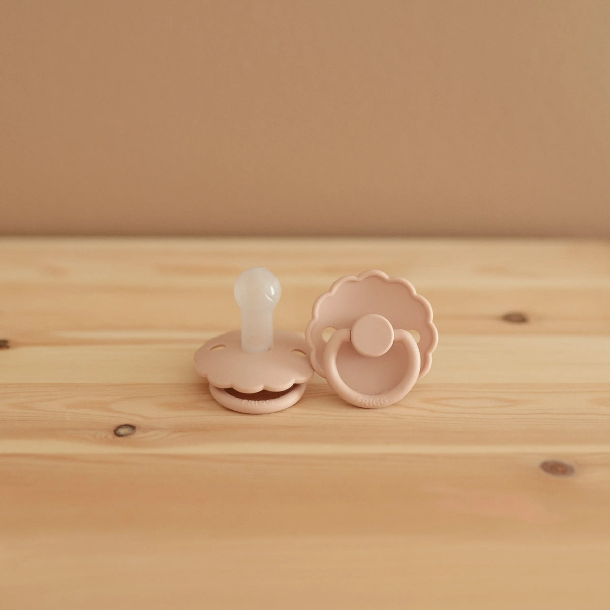 FRIGG Daisy Silicone Pacifier 2-Pack | SILICONE FRIGG PACIFIERS | The Baby Penguin