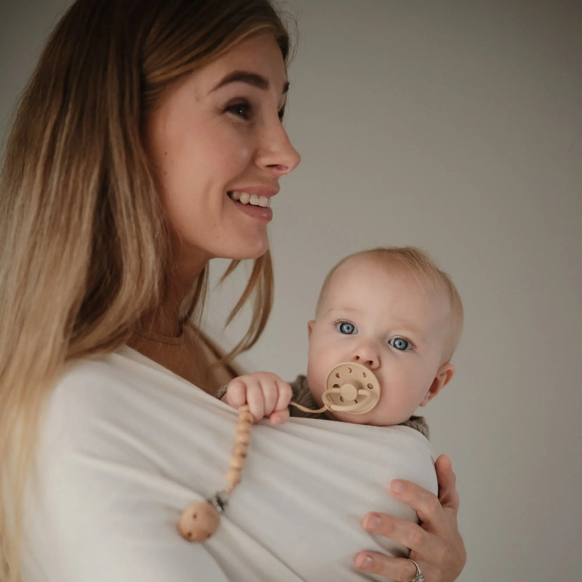 FRIGG Moon Natural Rubber Pacifier 2-Pack | RUBBER FRIGG PACIFIERS | The Baby Penguin