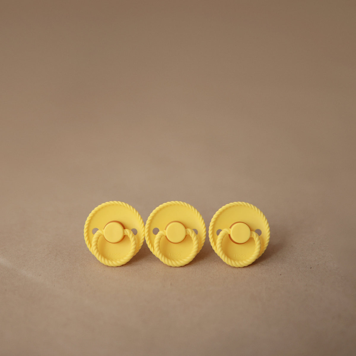 FRIGG Rope/Daisy Natural Rubber Pacifier (Sunflower/Fuchsia) 2-Pack (6-18 Months) - The Baby Penguin