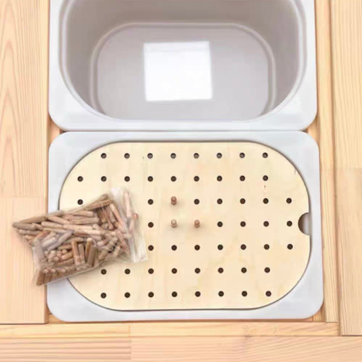 Small wooden peg board with 30 pegs