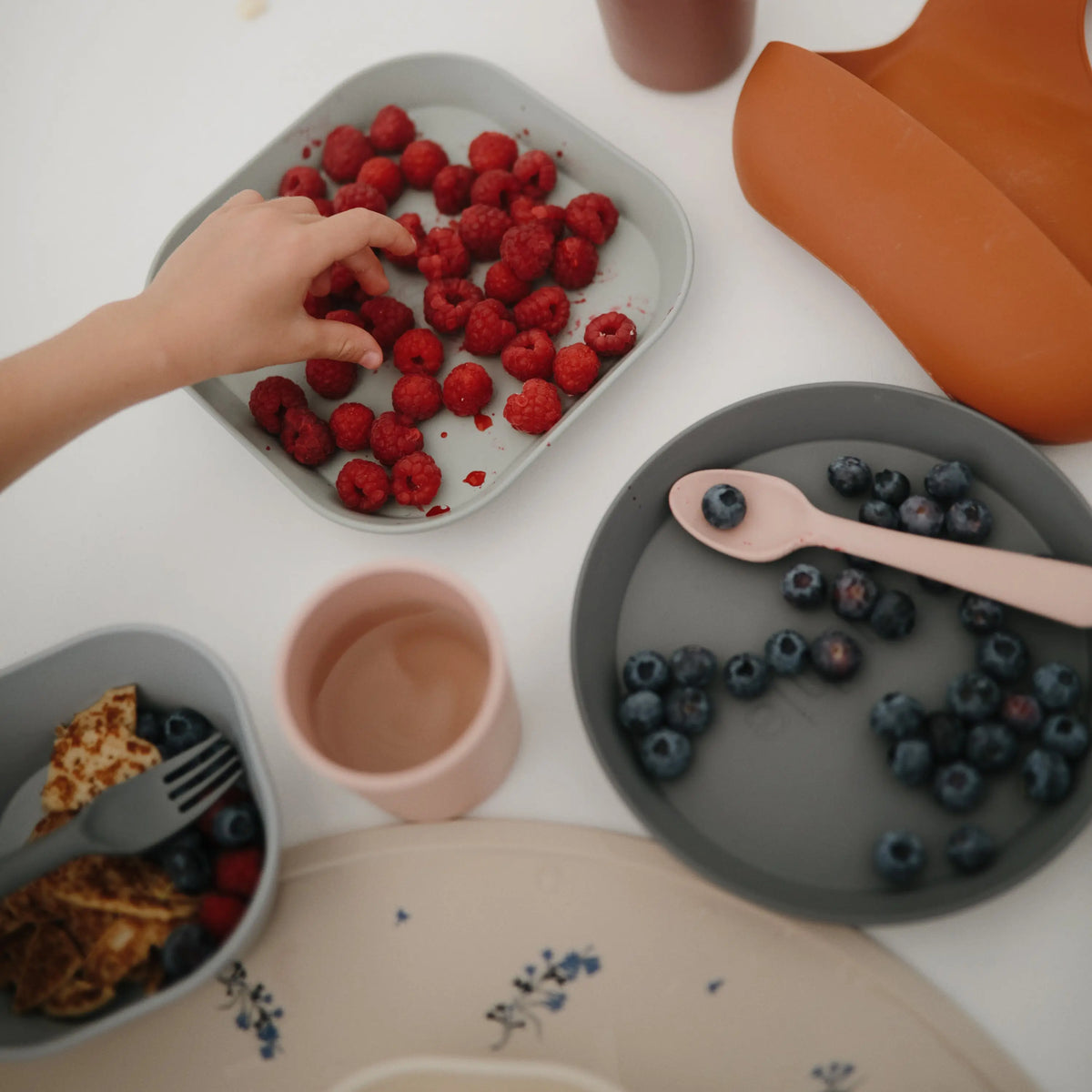 Round Dinnerware Plates | Dinnerware | The Baby Penguin