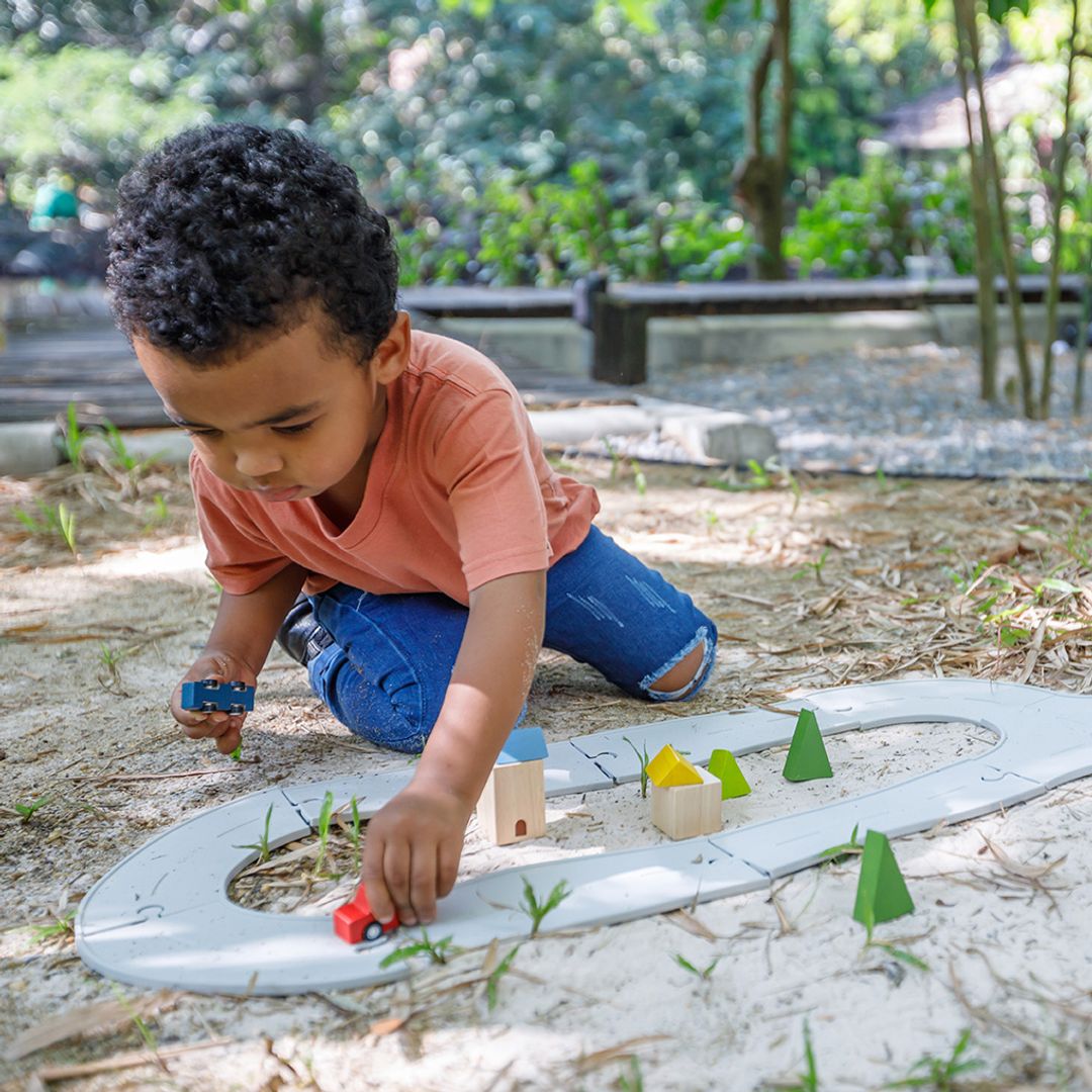 PlanToys Flexible Rubber Road and Rail Set – Medium