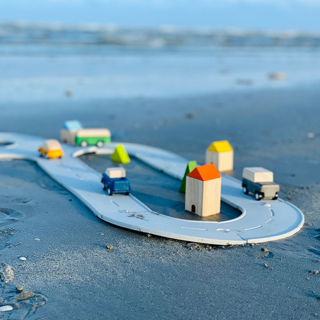 PlanToys Flexible Rubber Road and Rail Set – Medium