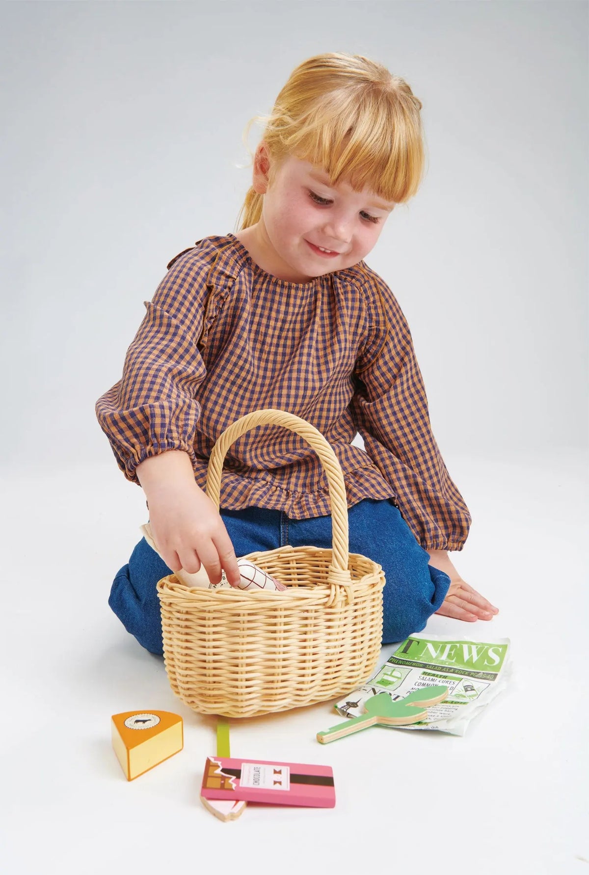 Tender Leaf Wicker Shopping Basket with Pretend Food