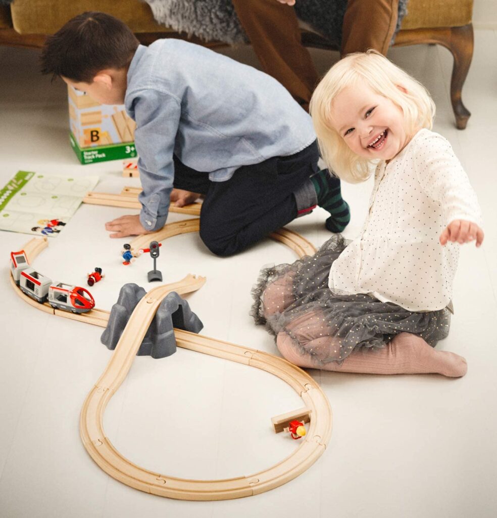 BRIO World - 33773 Railway Starter Set | 26 Piece Toy Train with Accessories and Wooden Tracks for Kids Age 3 and Up - Green