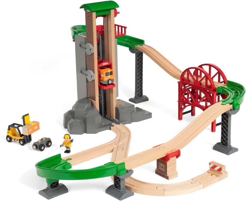 BRIO World - 33887 Lift & Load Warehouse Set | 32 Piece Train Toy with Accessories and Wooden Tracks for Kids Ages 3 and Up